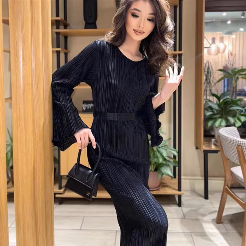 Neues elegantes Kleid mit ausgestellten Ärmeln - zeitlos & schmeichelnd